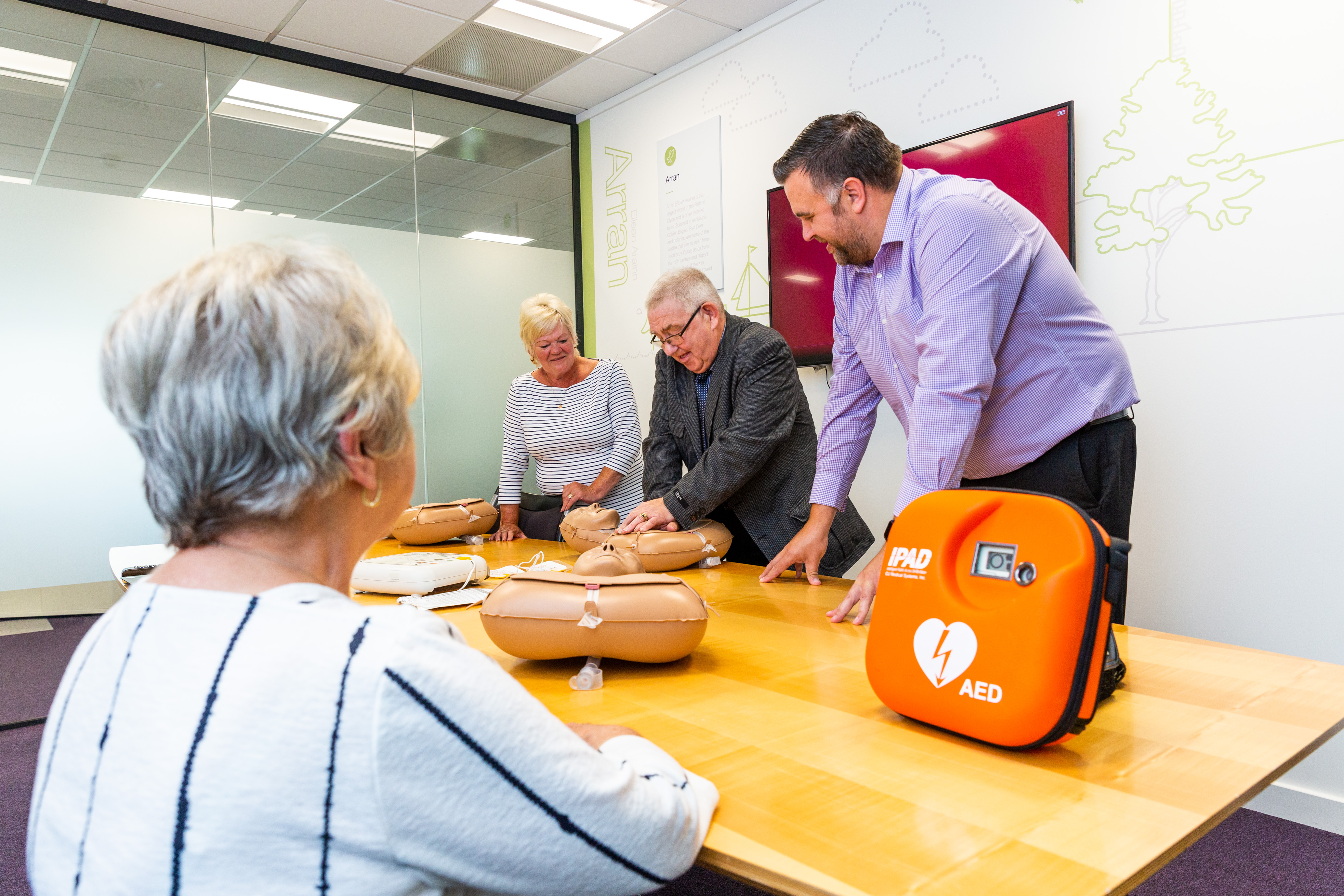 Taylor Wimpey donates lifesaving defibrillator in Chapelhall