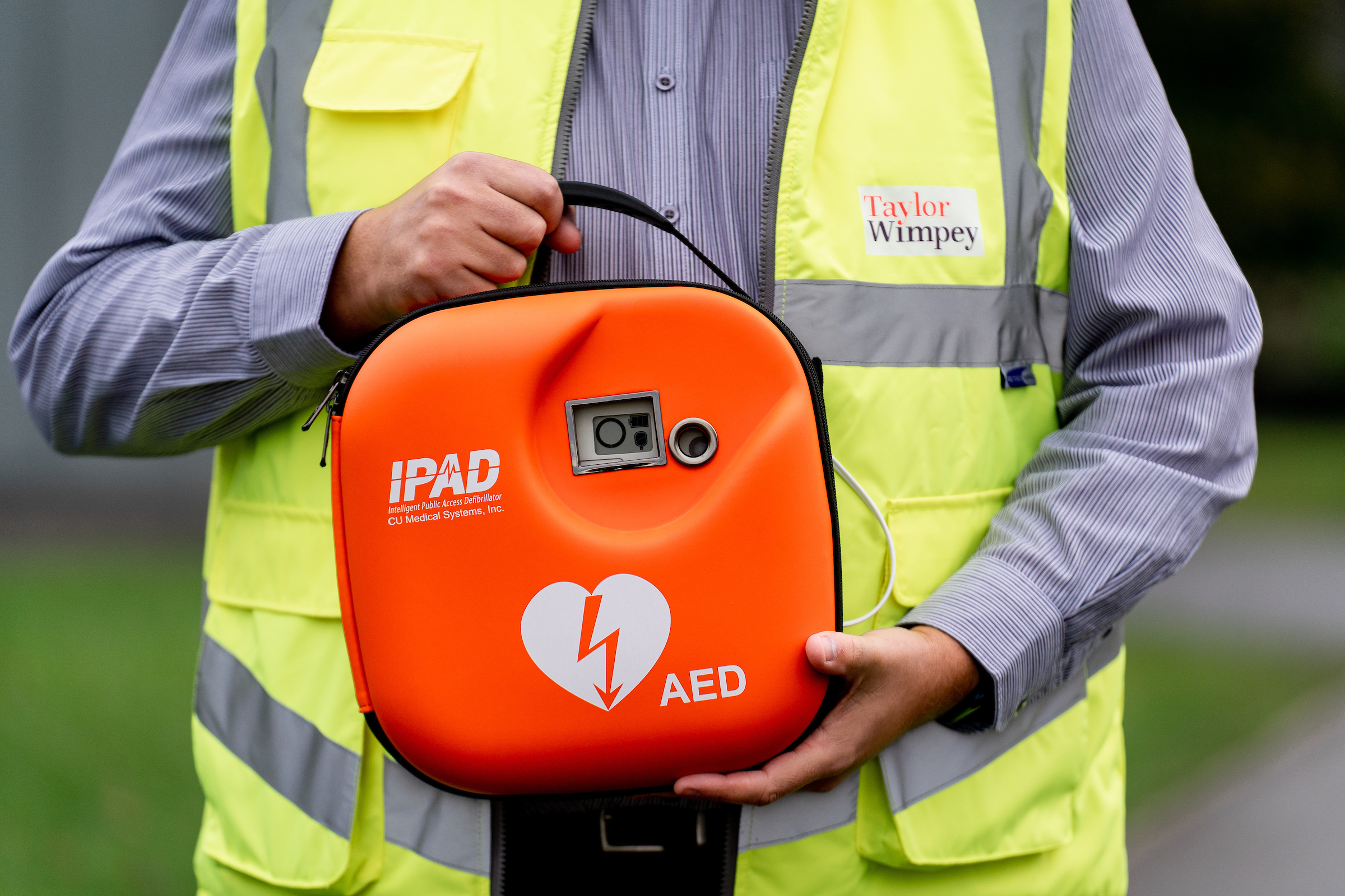 Taylor Wimpey donates lifesaving defibrillator in Gorebridge