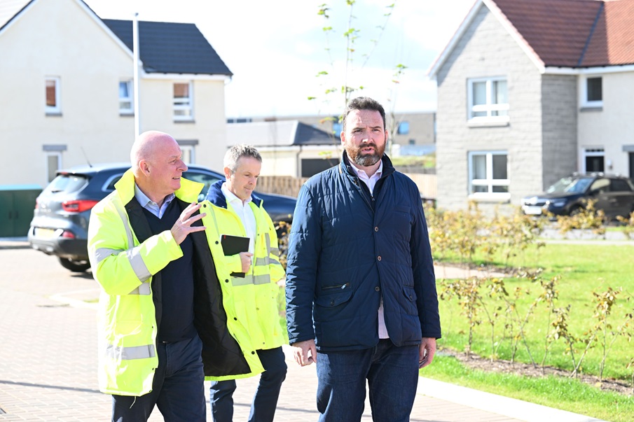 Barratt Developments welcomes local MP to East Calder site