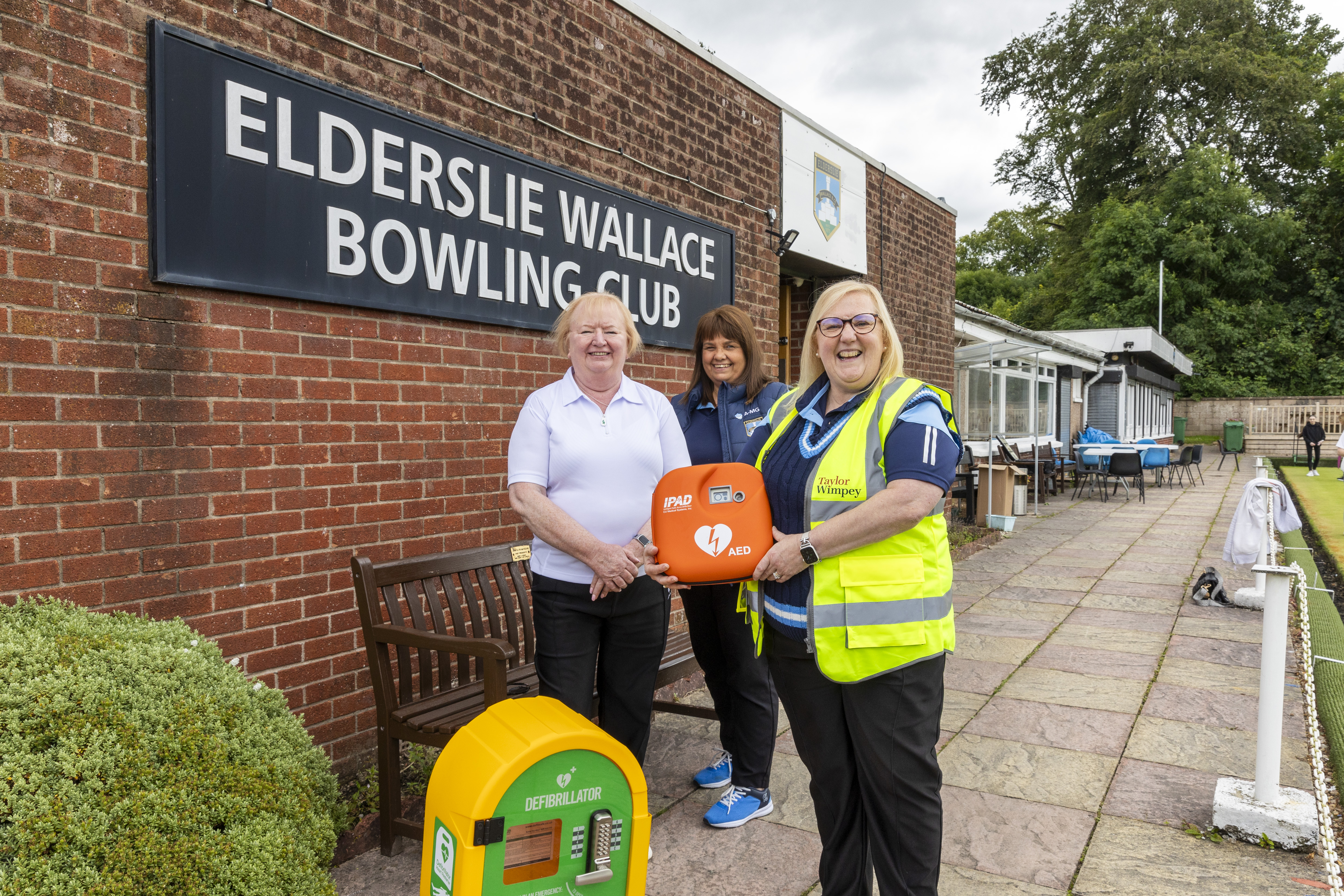 Taylor Wimpey donates lifesaving defibrillator in Elderslie