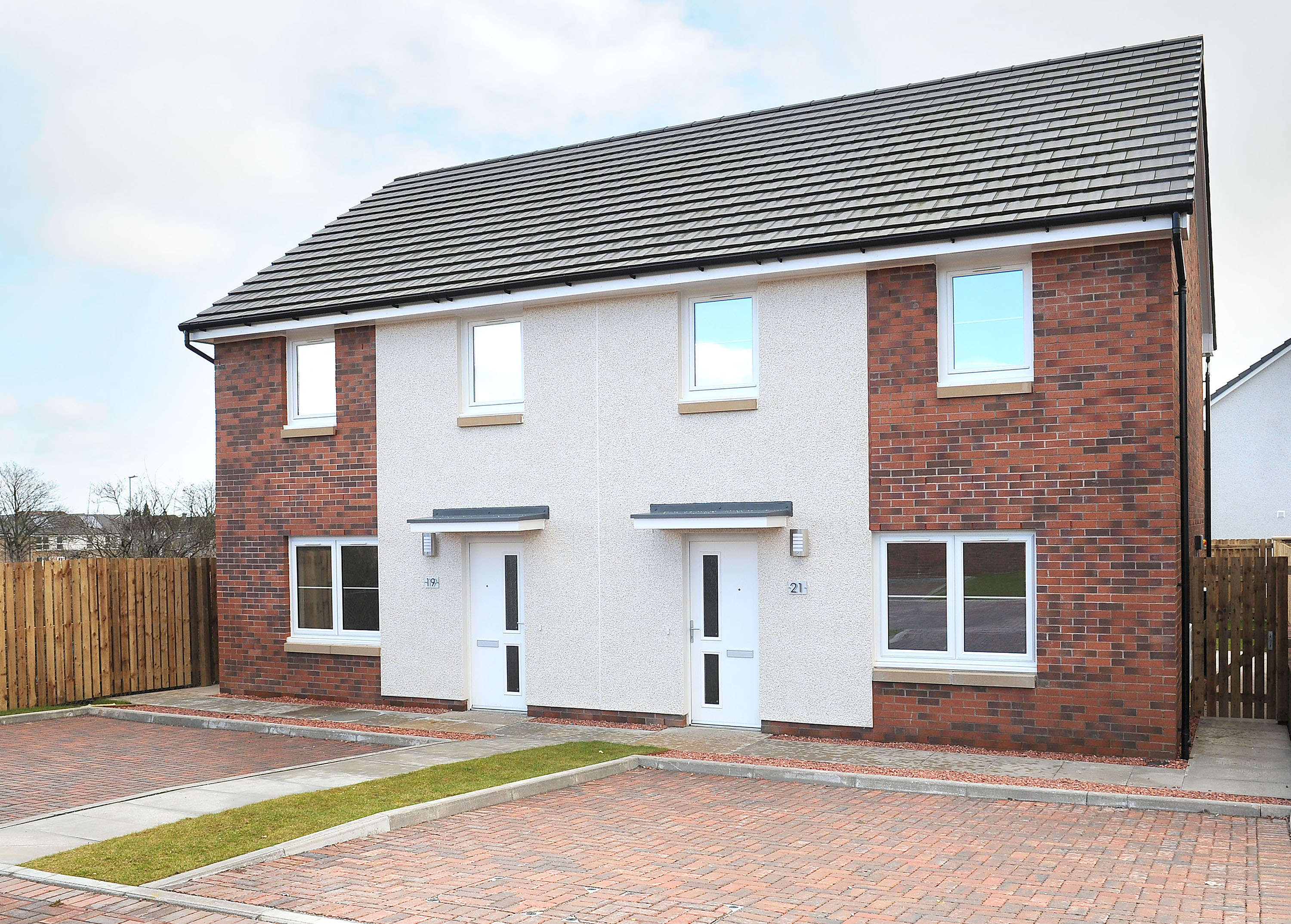 Families pick up the keys to new council housing in St Ninians