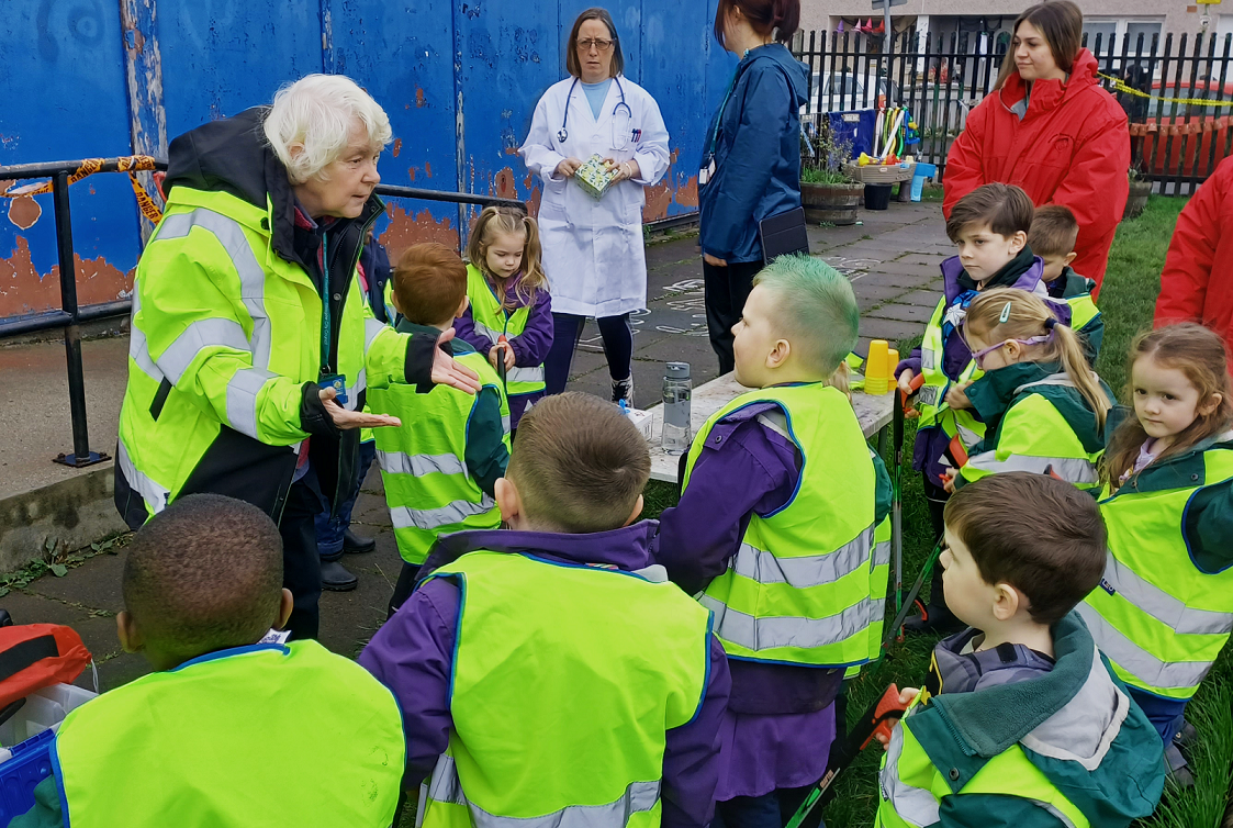 Nursery kids join Wheatley community clean-up in Penilee