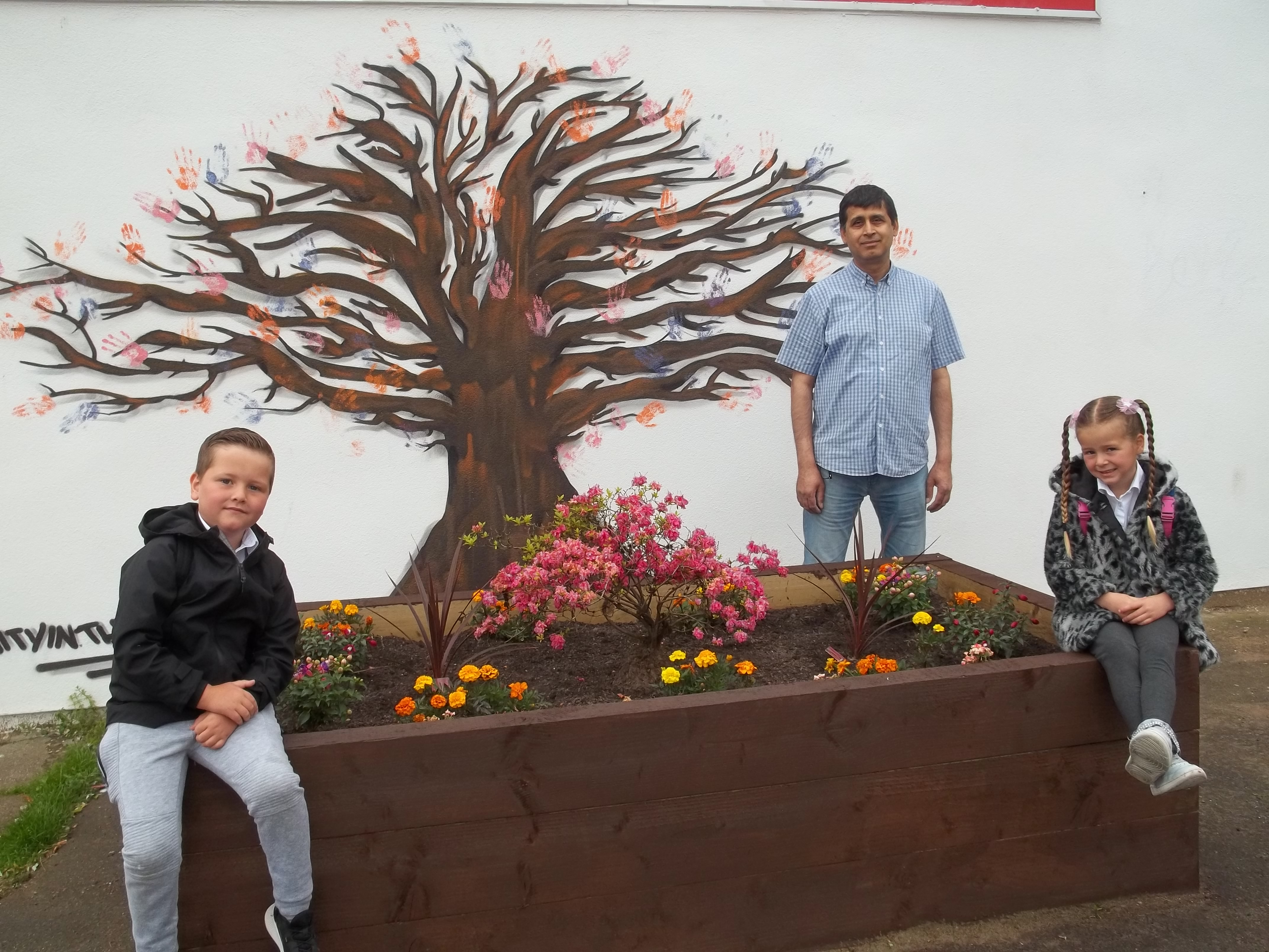 Linstone residents create raised flower bed outside Renfrewshire shop