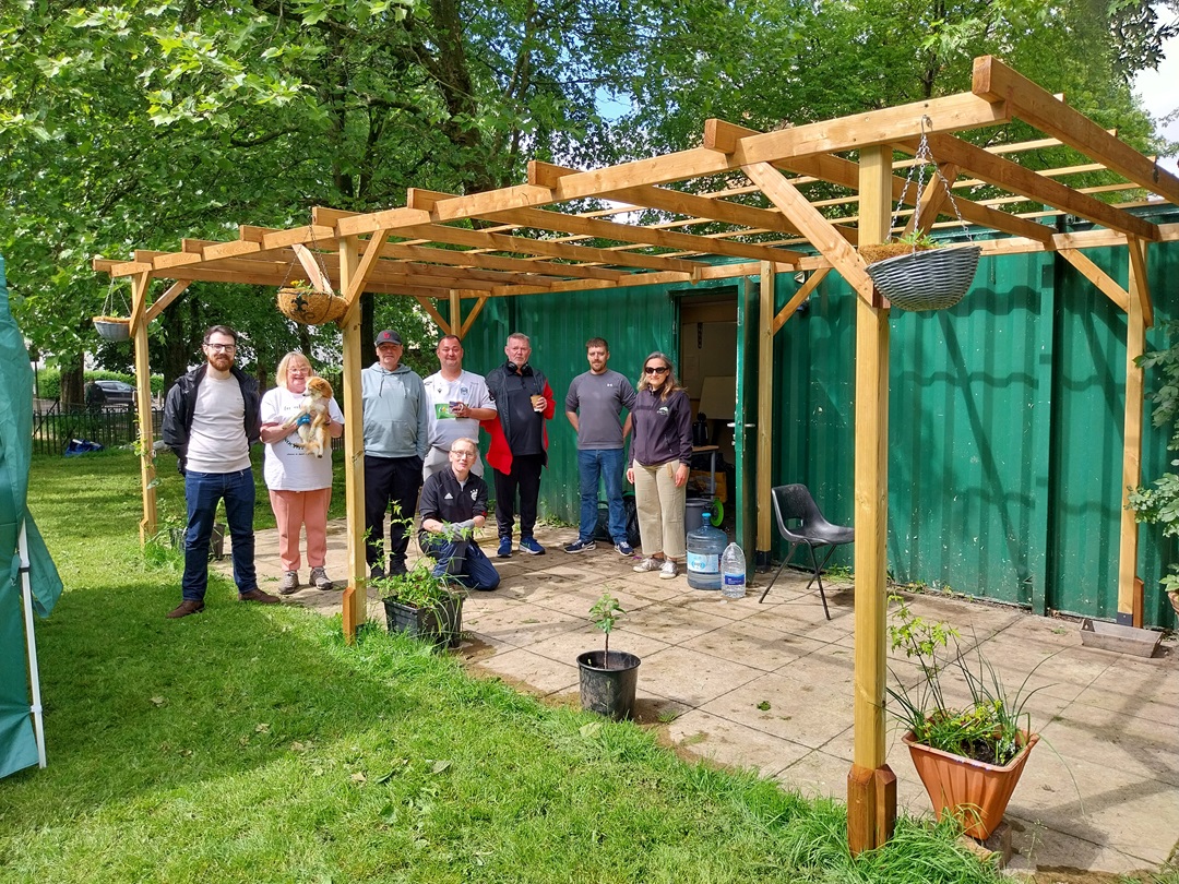 Thenue helps install new pergola at local gardens